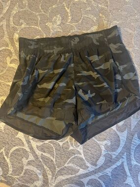 Women's Athleta Camo Elastic-Waist Running Shorts - Black/Olive